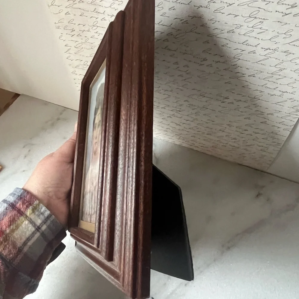 Vintage wooden picture frame 7”x9”